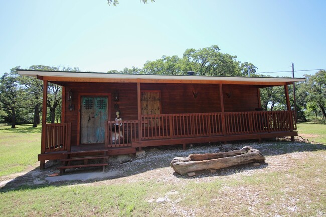 FOR LEASE! Unique 2 BR - 1 BA cabin in on ... - FOR LEASE! Unique 2 BR - 1 BA cabin in on ... House