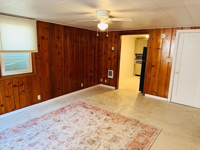 2416 1/2 11th Ave. N. - 2416 1/2 11th Ave. N. Apartment Unit Basement Side Entrance