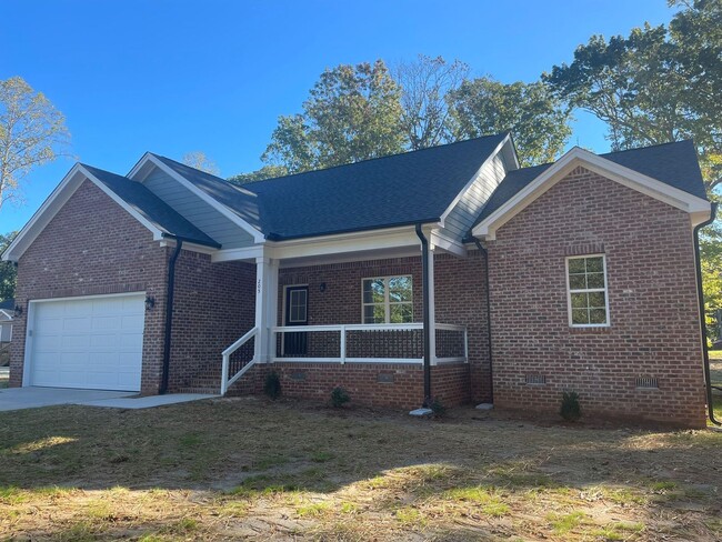 Building Photo - AVAILABLE NOW! Rental