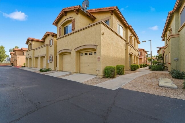 Building Photo - Bright 3-Bed Townhouse in Quiet Gated Community Near ASU
