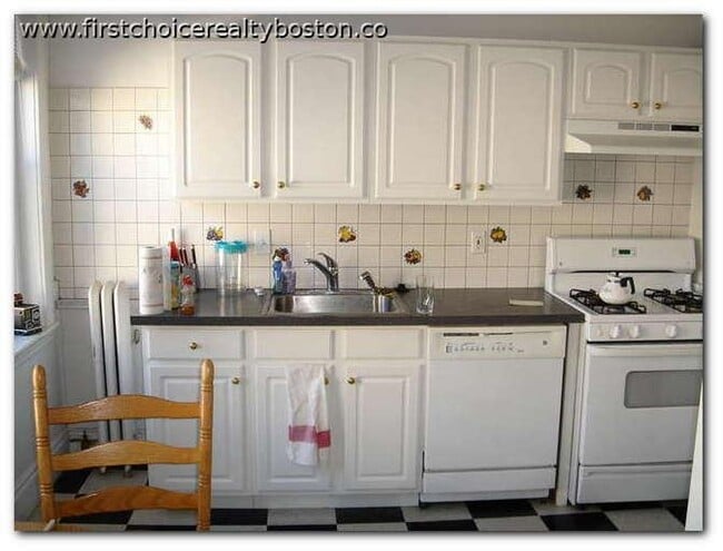 Building Photo - 2BR 1Bth unit. Heat/Hot Water included. Great location!