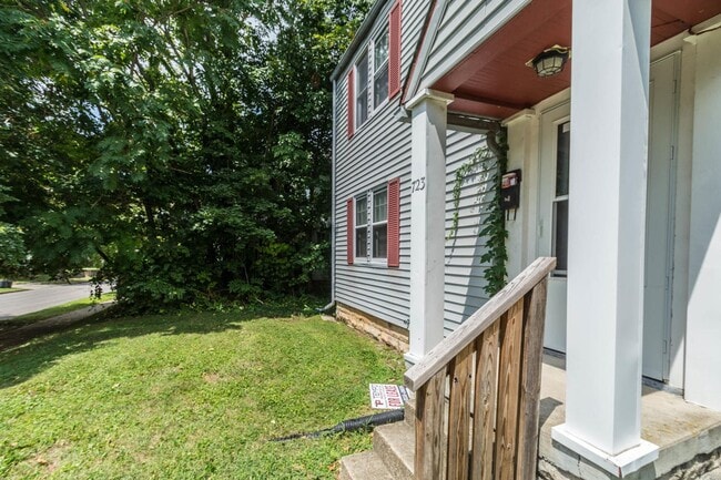 Photo - 723 E 2nd St