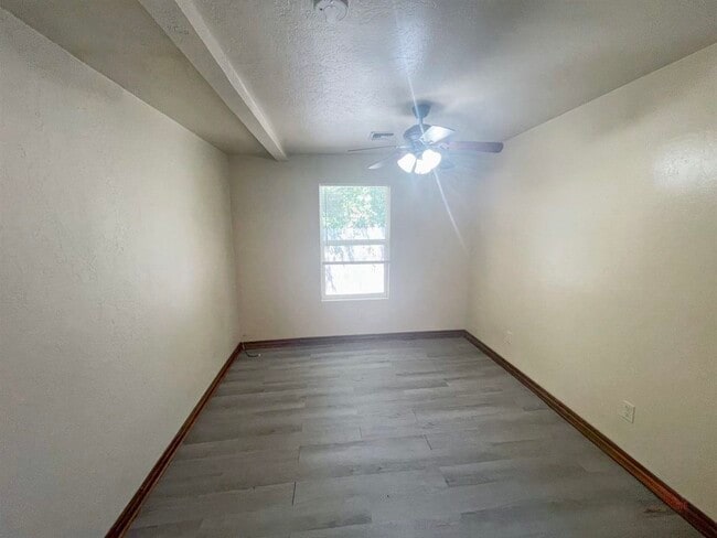 Photo - 1604 NW Lindy Ave Unit 2