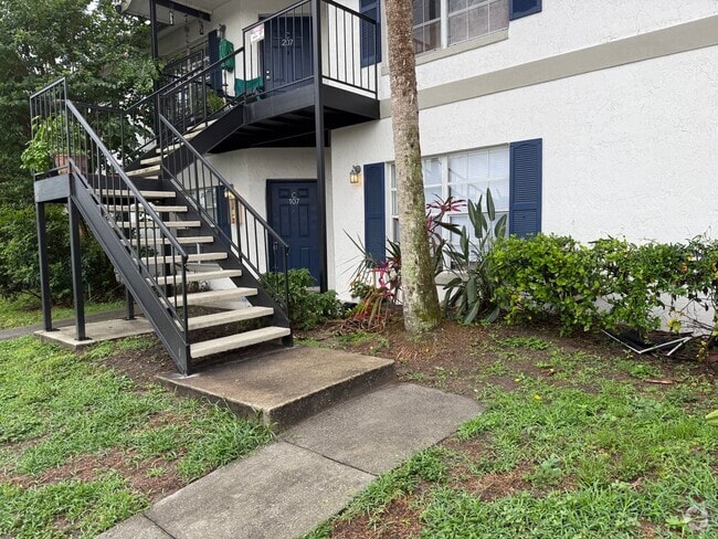 Building Photo - 2 Bed/2 Bath 1st Floor condo at Lancelot W...
