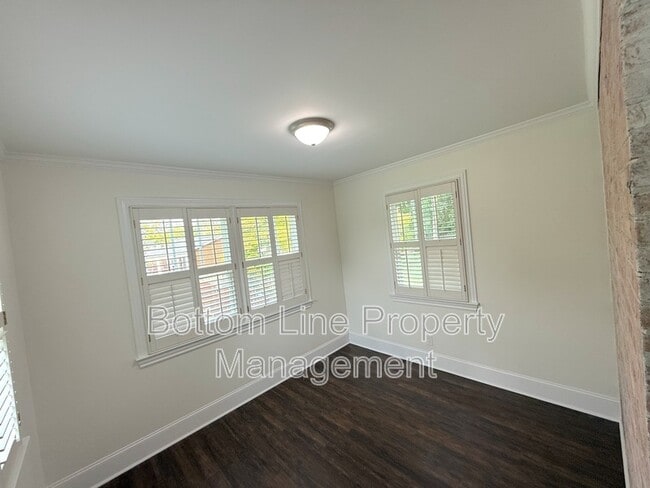 Photo - 114 W College St