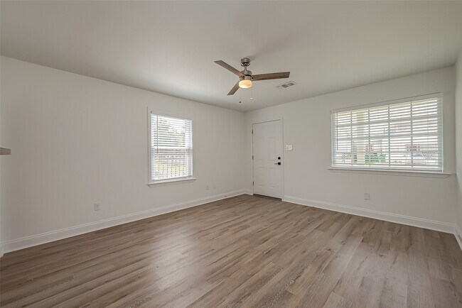 Photo - 917 Adele St