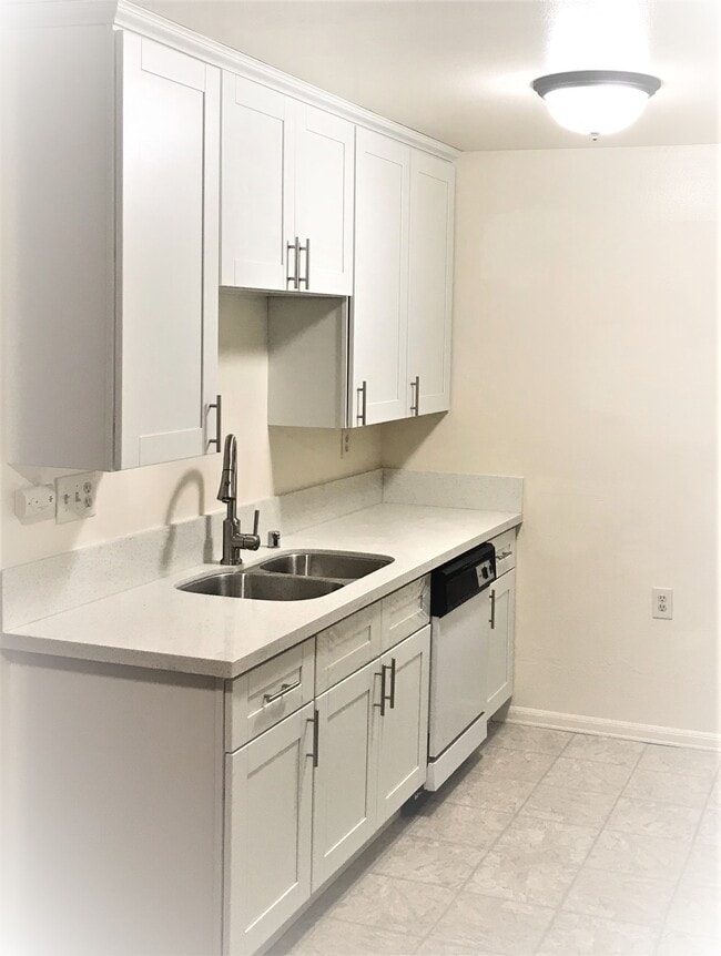 Building Photo - 372 W Doran St Rental