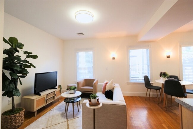 Building Photo - 296 W 3rd St Unit U1