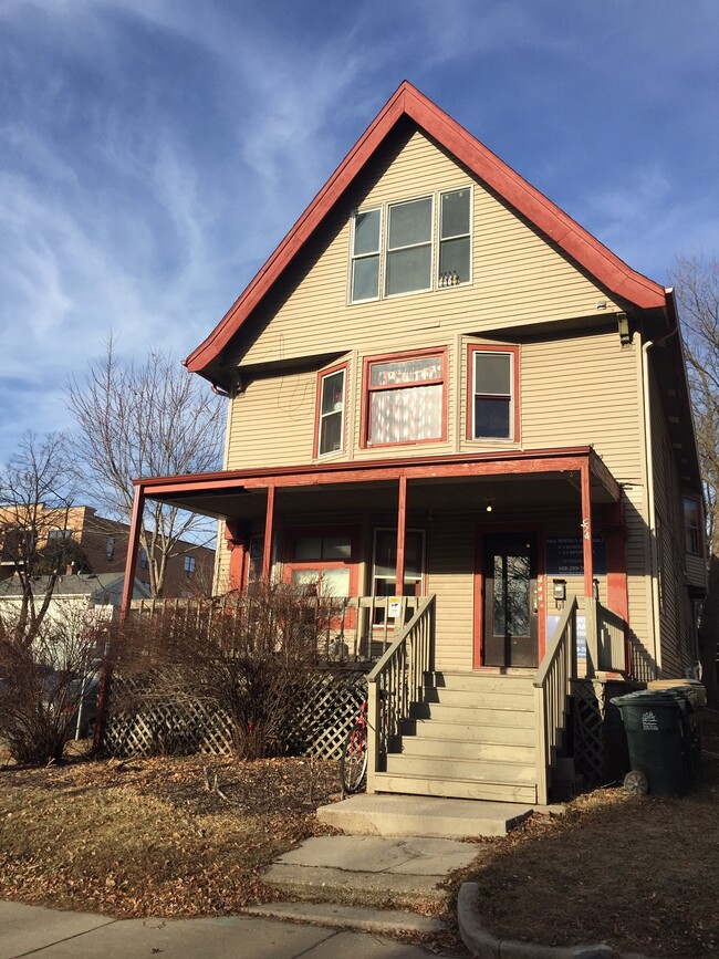 Building Photo - 554 W Doty St Unit #1