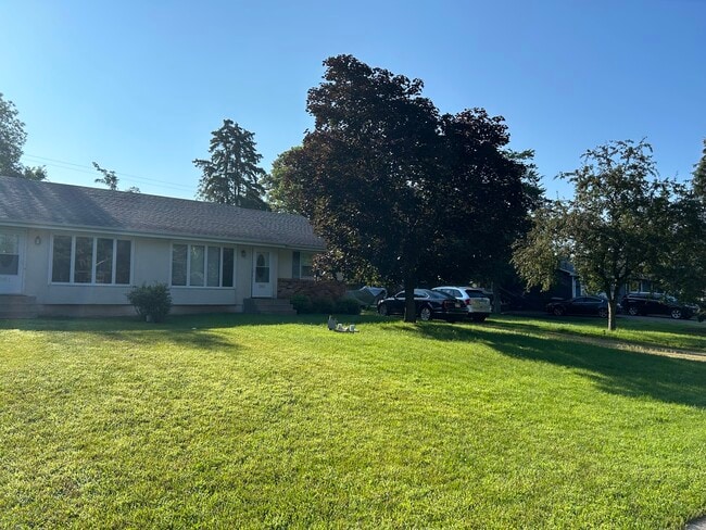 Welcome Home to 383 Queenan - 383 Queenan Ave S Casa Adosada