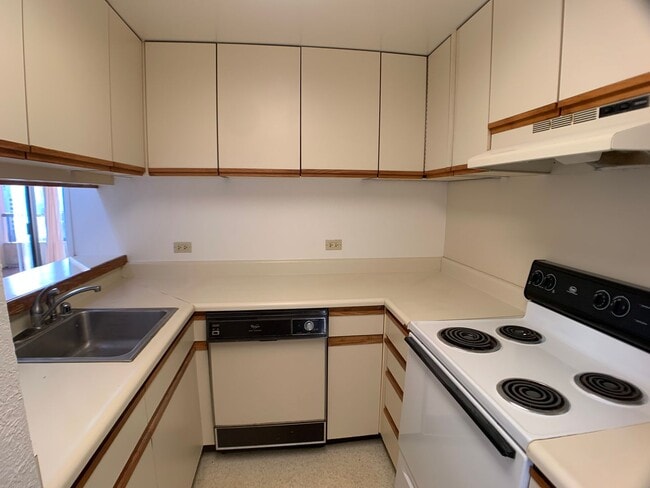 Photo - Honolulu (Salt Lake) - Plaza Landmark - 1 bedrooms with washer/dryer and 1 parking