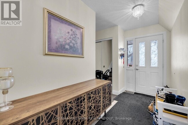 Photo - 1552 Queensdale Ave