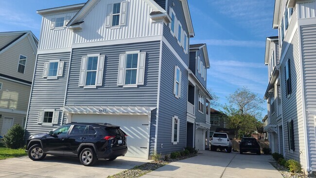 Building Photo - Like-New Two-Unit Condo in Sought-After Ch...
