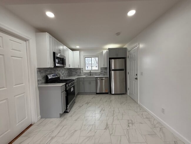 Building Photo - 23 Lamont Rd