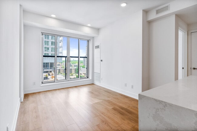 Photo - 200 Redpath Ave