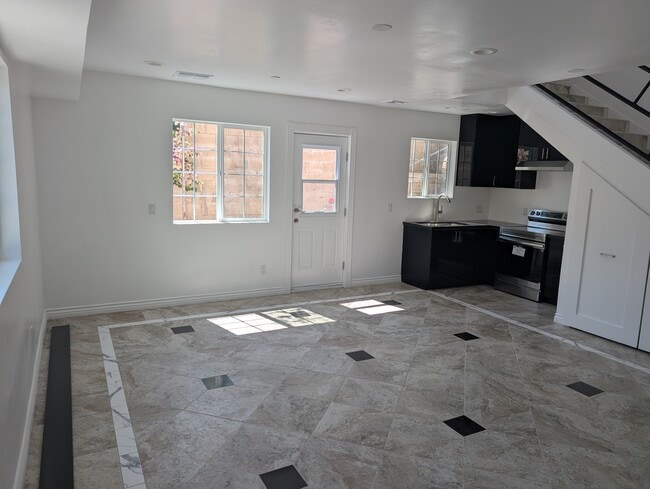 Vista de la entrada del primer piso - 20229 Lorenzana Dr