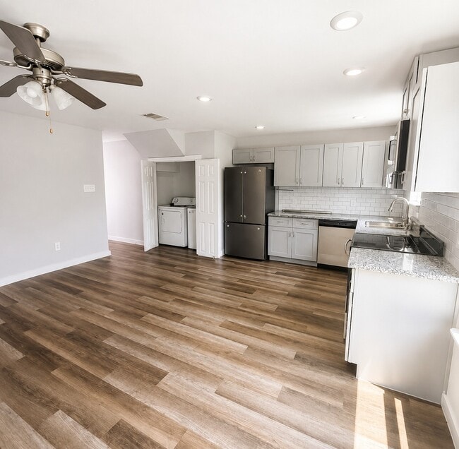 Photo - 7412 Pond St