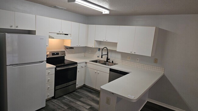 Photo - NICE! 3BED / 2 BATH / 1 CAR GARAGE (HALF DUPLEX)