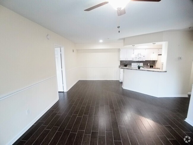 Building Photo - Gorgeous Remodeled 2/2 Floors Condo For Re... Unit 121