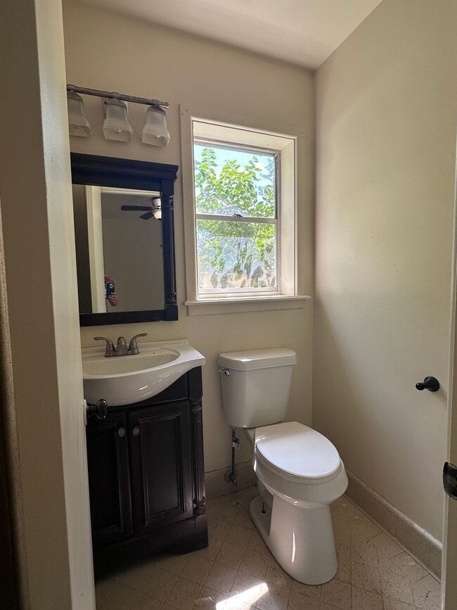 Photo - 825 Crestview Dr