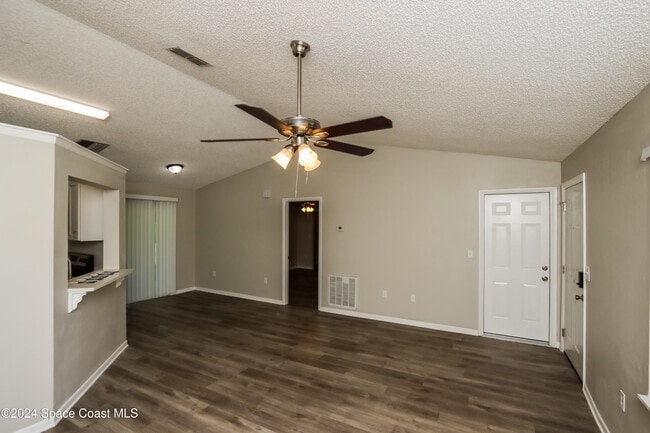 Photo - 410 La Coco St SW