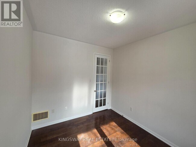 Photo - 469 Tyrone Cres