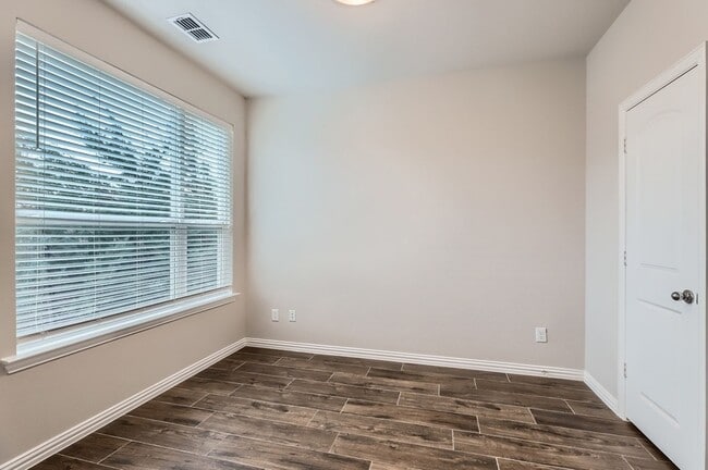 Photo - 301 E Lamar St