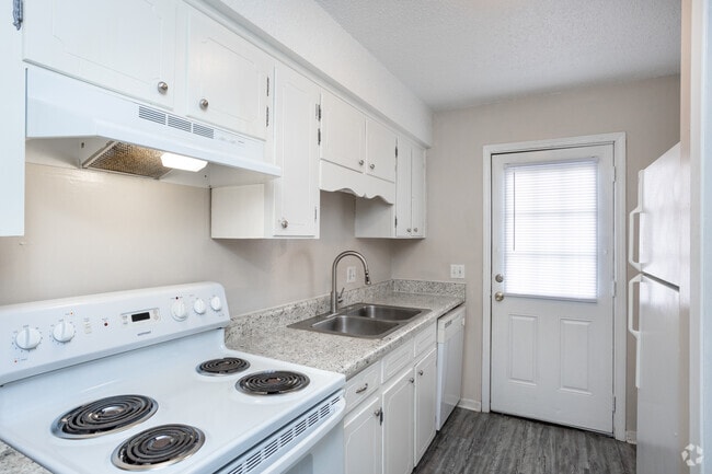 2BR, 1BA - 912SF - Kitchen - Carriage House Apartments