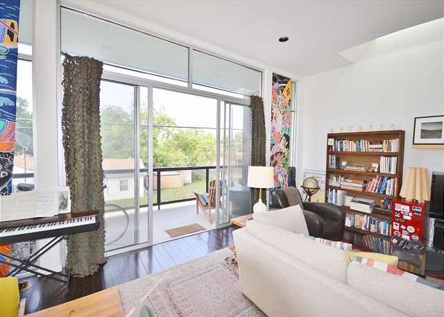 Living Room & Balcony - 508 E 53rd St Unidad 201