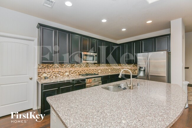 Photo - 520 Glacier St