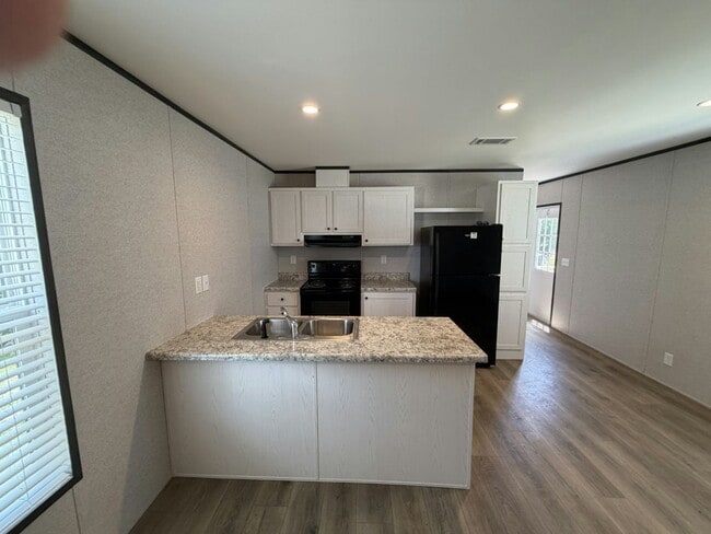 156 Lakeside Garden Cir