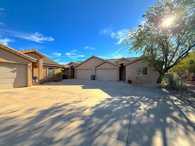 Building Photo - 3 Bed, 2 Bath, 2 Car garage Duplex Unit Rental