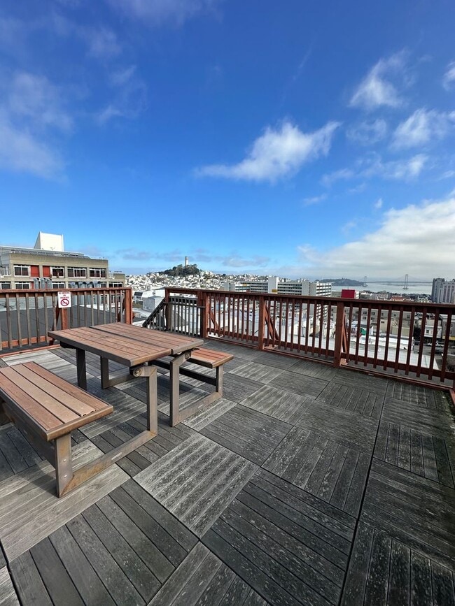 Photo - Spacious Nob Hill 3 BD/ 2 Bath Flat with Shared Roof-deck! Gorgeous City and Bay Views!!