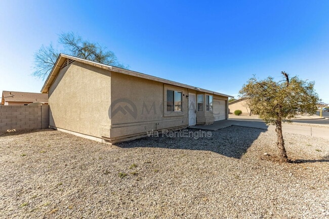 Photo - 703 W Hess Ave