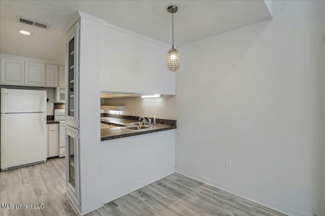 Photo - 200 Woodgreen Dr