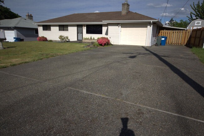 Building Photo - Beautiful SeaTac Home with Expansive Territorial Views