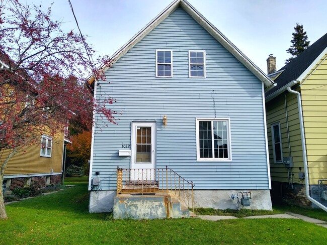 Building Photo - 1029 S 17th St