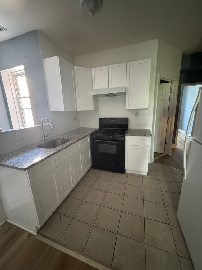 Building Photo - 4716 Woodland Ave Unit 3F