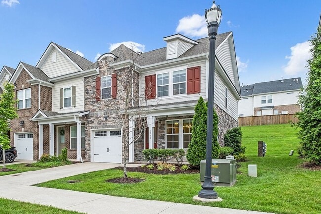 1038 Livingstone Ln