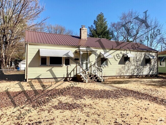 Building Photo - Three Bedroom Home - East