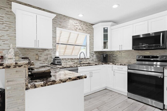 Photo - 563 SW 169th Ave