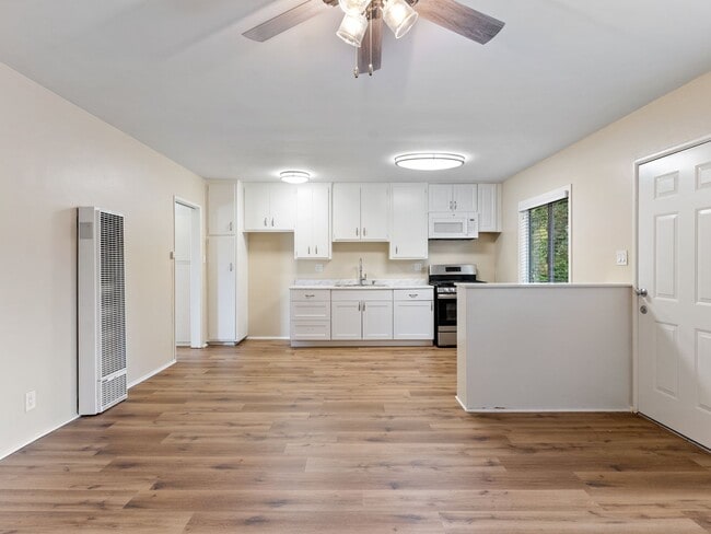 Building Photo - 1444 W Parade St Rental