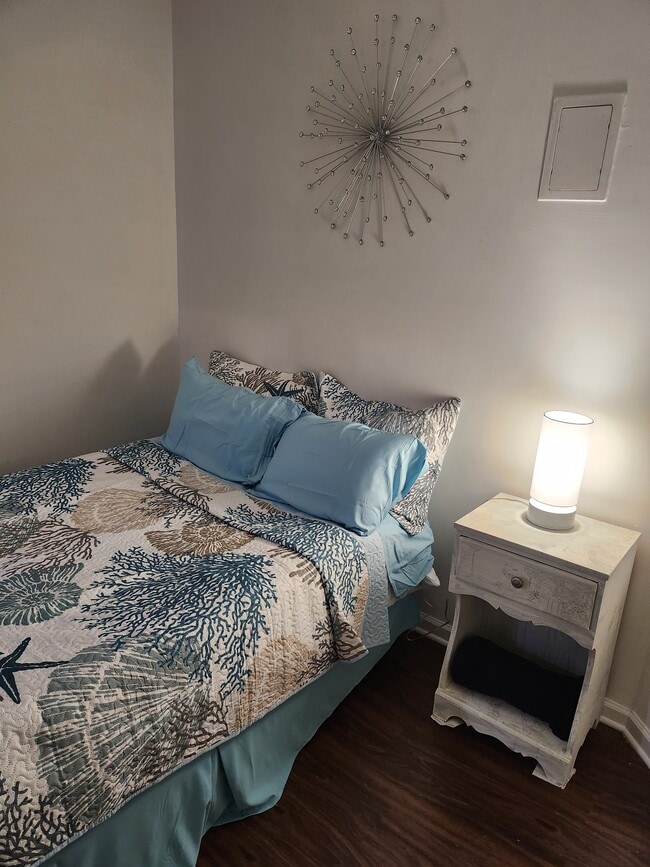 Full size bed with endtable - 3007 20th St NE Apartamentos Unidad 2