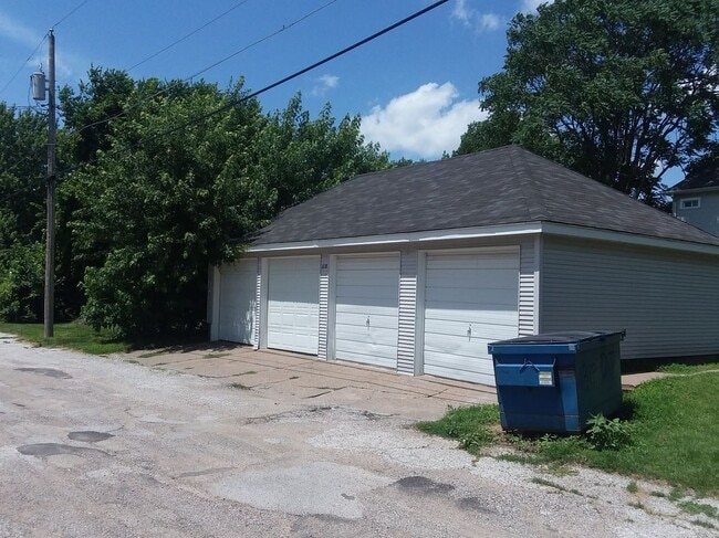 Photo - 619 W 16th St