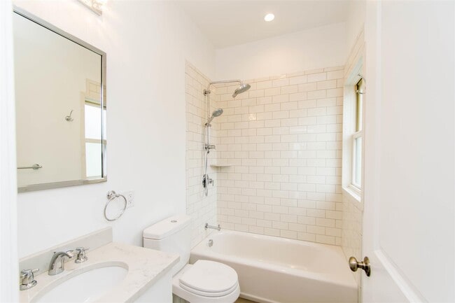 Building Photo - 140 Columbia St Unit 3