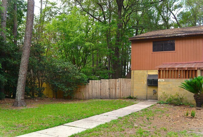 Photo - Charming 2BR/2.5BA End Unit Townhome with Fenced Backyard in Greenleaf – Pets Welcome!