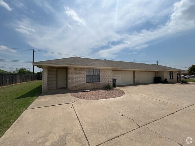 Building Photo - 914 McDaniel Cir Rental