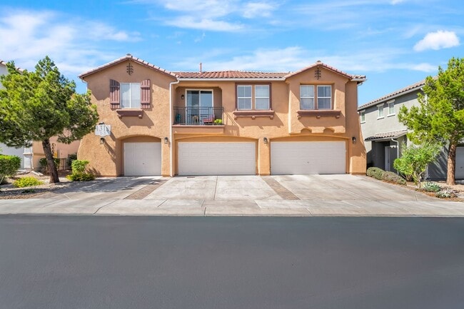 Stylish Hillside Townhome with Scenic Views in Gated Henderson Community! - Stylish Hillside Townhome with Scenic Views in Gated Henderson Community!
