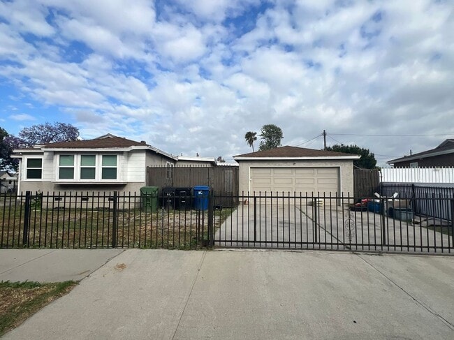 Photo - 1130 E 118th St