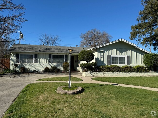 Building Photo - Three Bed, Two Bath Home in Stockton's Lin...